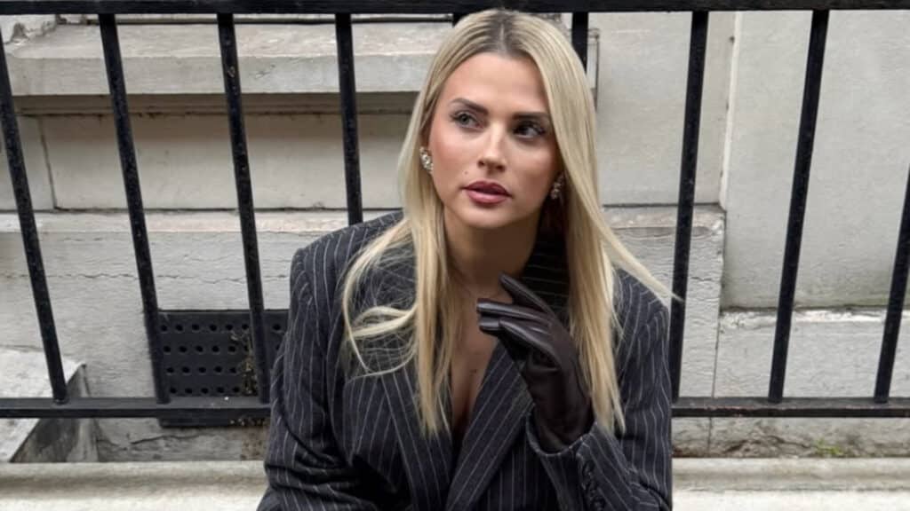 Kelly Vedovelli : en couple depuis 6 mois, elle officialise