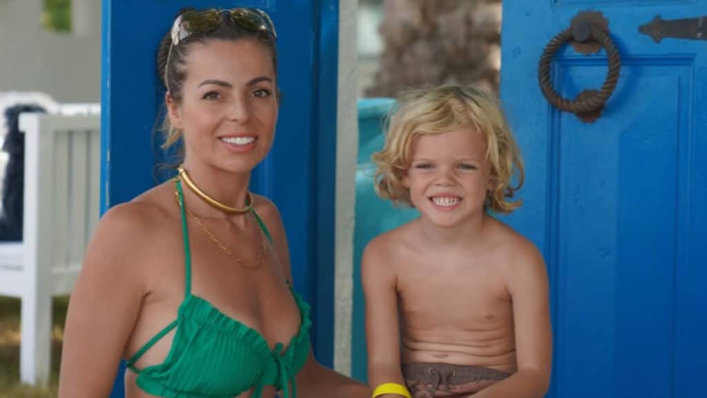 Hillary : son fils insulté sur les réseaux sociaux, elle voit rouge