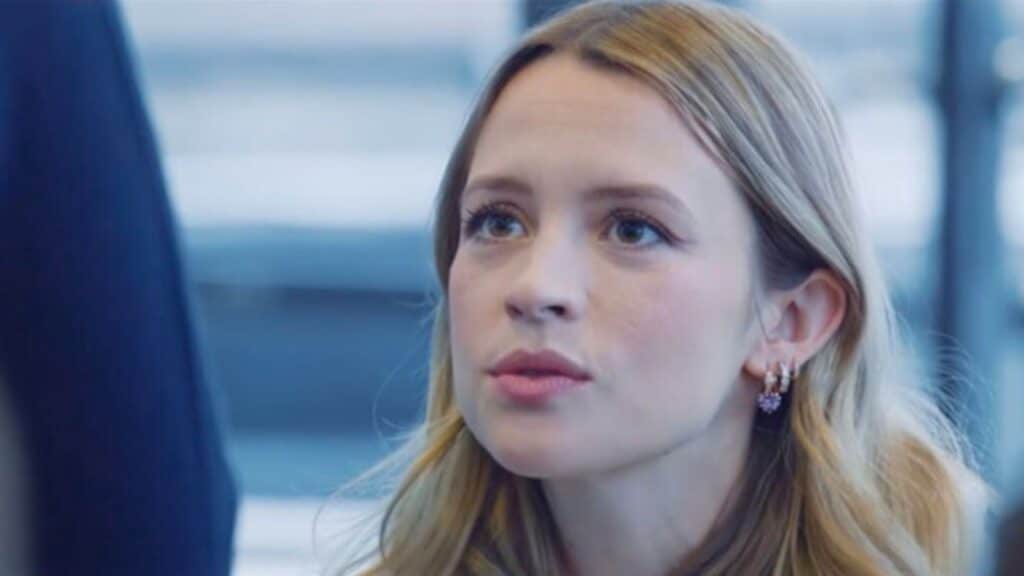 Angèle : la chanteuse avoue souffrir d'un trouble auditif incompatible avec son travail