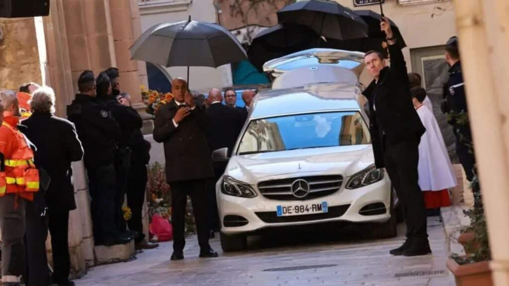 Obsèques de Brigitte Bardot : on sait pourquoi plusieurs parapluies ont été déployés alors qu’il ne pleuvait pas