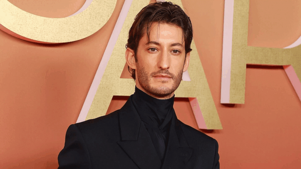 Pierre Niney : totalement surpris de retrouver son ancienne prof à l’avant-première de son nouveau film