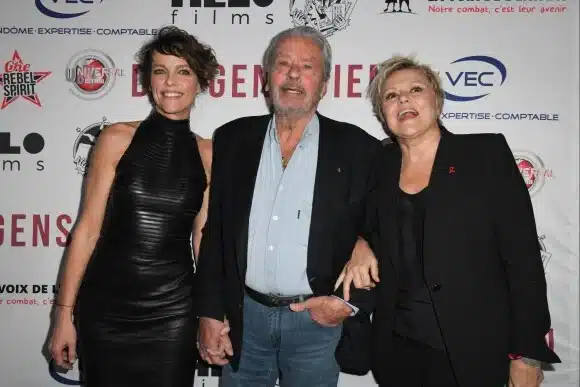 Muriel Robin : l’humoriste se prête à de rares confidences sur sa relation particulière avec Alain Delon