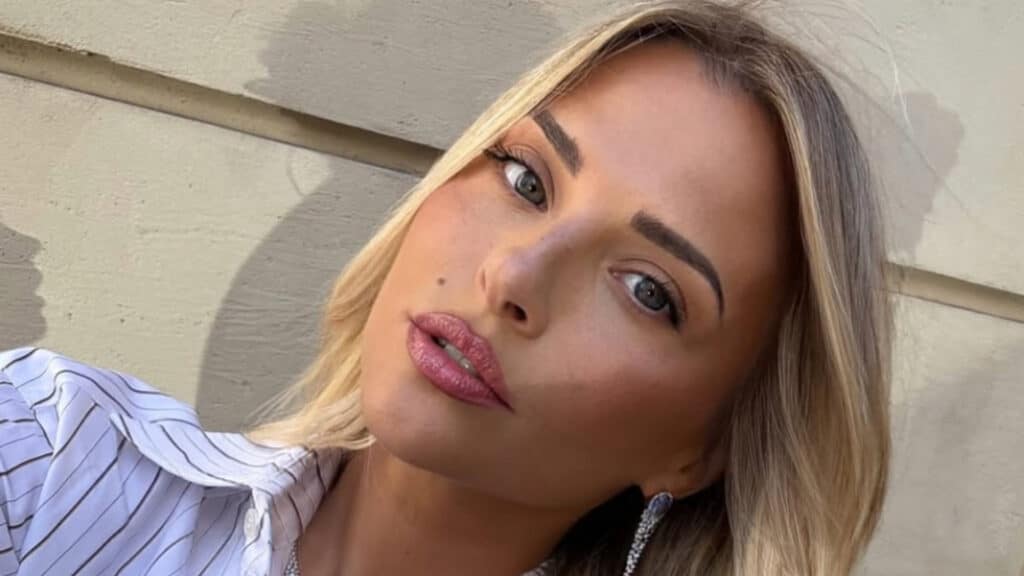Kelly Vedovelli : jeune maman, elle montre enfin la première photo de ses jumelles