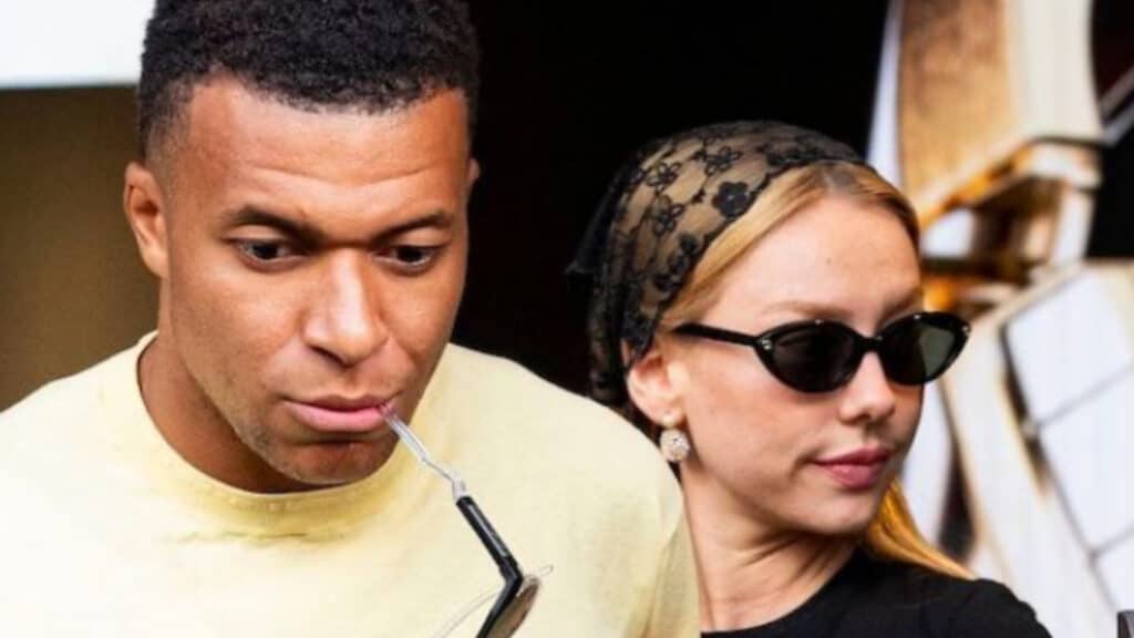 Kylian Mbappé et Ester Exposito : plus amoureux que jamais à Paris, la mère du footballeur profite avec eux