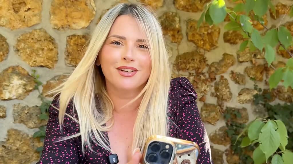 Kelly Vedovelli : accouchement, vie de jeune maman… elle dit tout