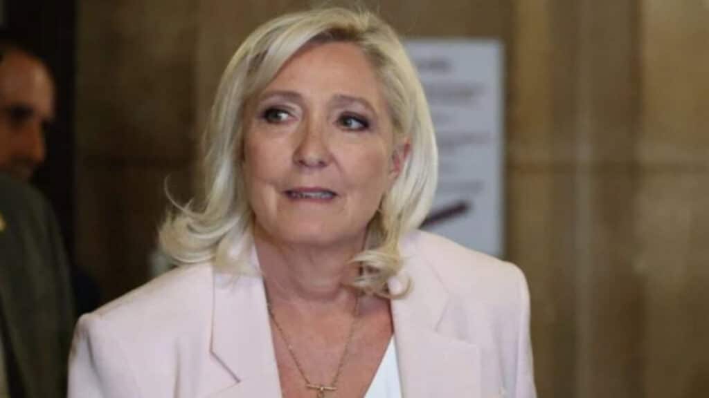Marine Le Pen condamnée et sous bracelet électronique : pourquoi elle pourrait quand même se présenter à la présidentielle ?