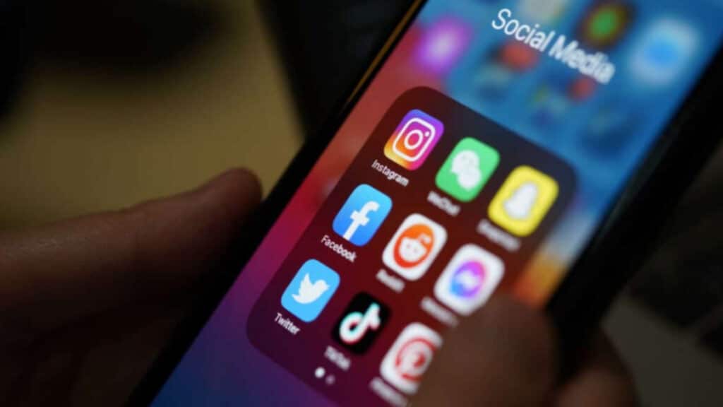 Interdiction des réseaux sociaux aux moins de 15 ans : la loi définitivement adoptée par le Parlement