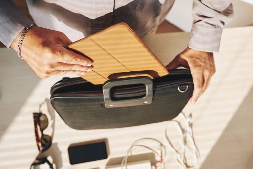Comment transporter tout votre univers de travail sans alourdir votre journée ?