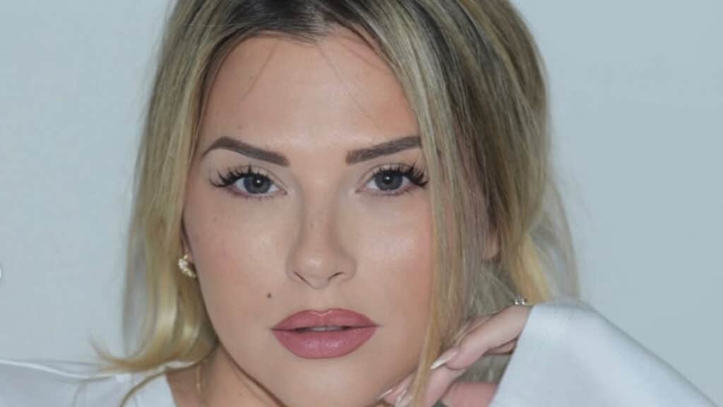 Kelly Vedovelli : elle se confie sur sa nouvelle vie de famille avec son compagnon