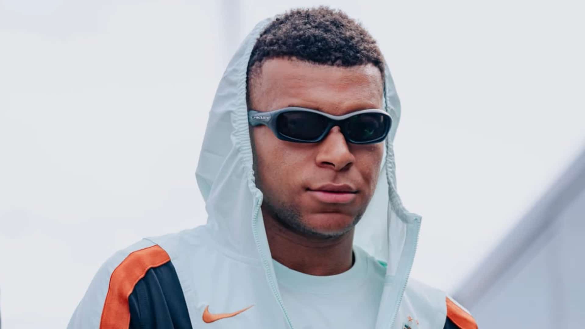 Kylian Mbappé blessé : sa virée dans une boîte de nuit parisienne avec Ester Exposito passe mal